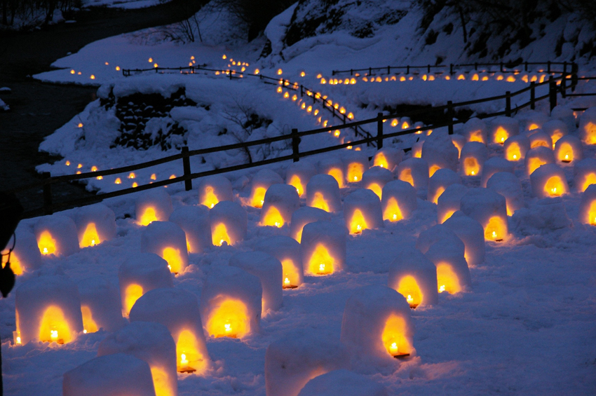 ยุนิชิกะวะออนเซ็น งานเทศกาลกระท่อมน้ำแข็งประดับไฟ