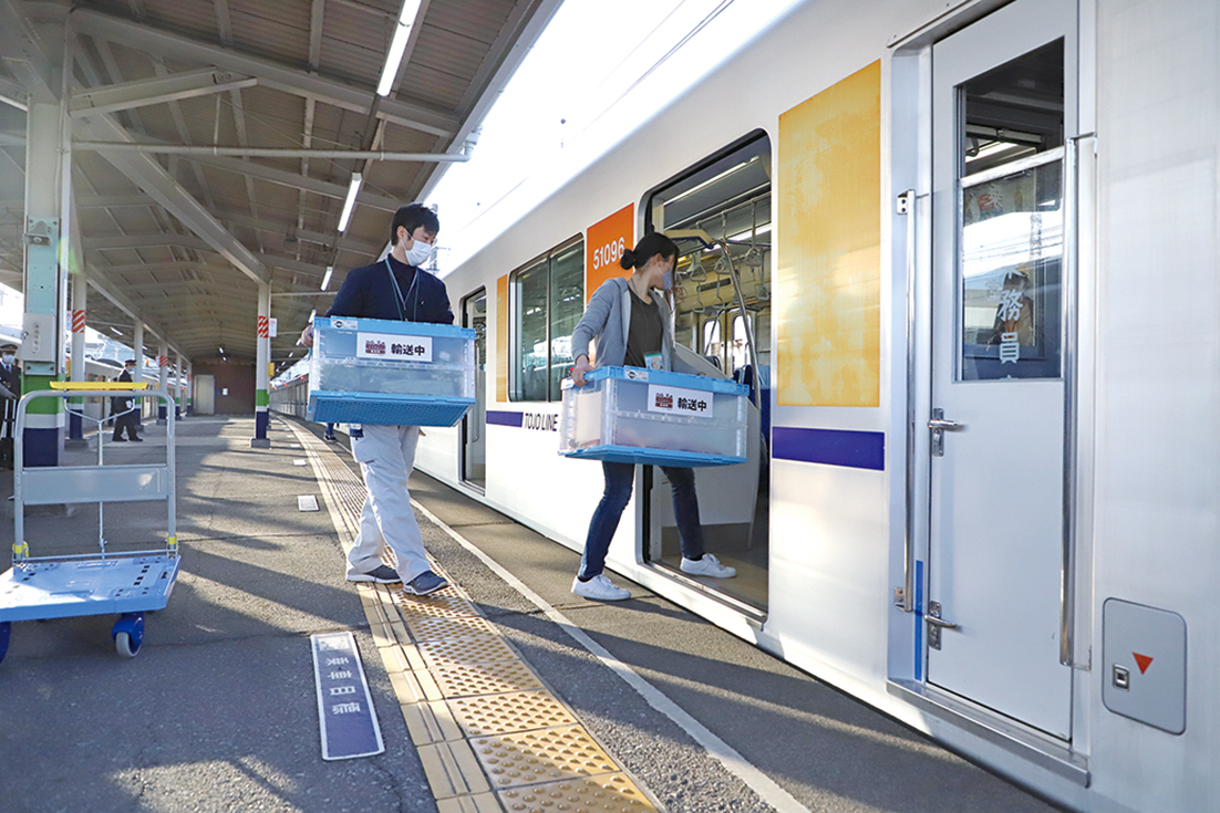 森林公園駅での農産物の積み込み