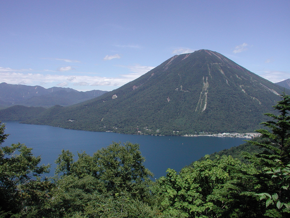 中禅寺湖と男体山