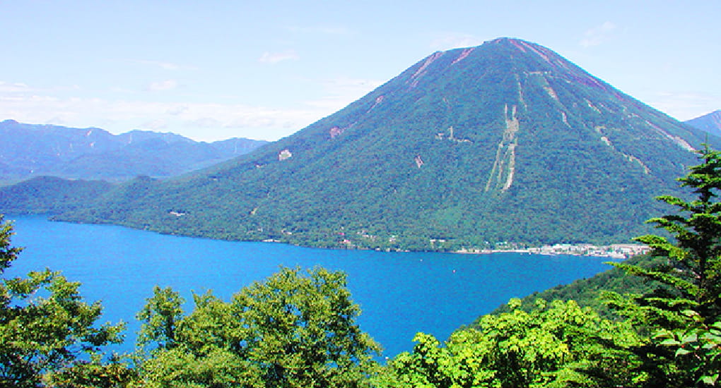 中禅寺湖と男体山