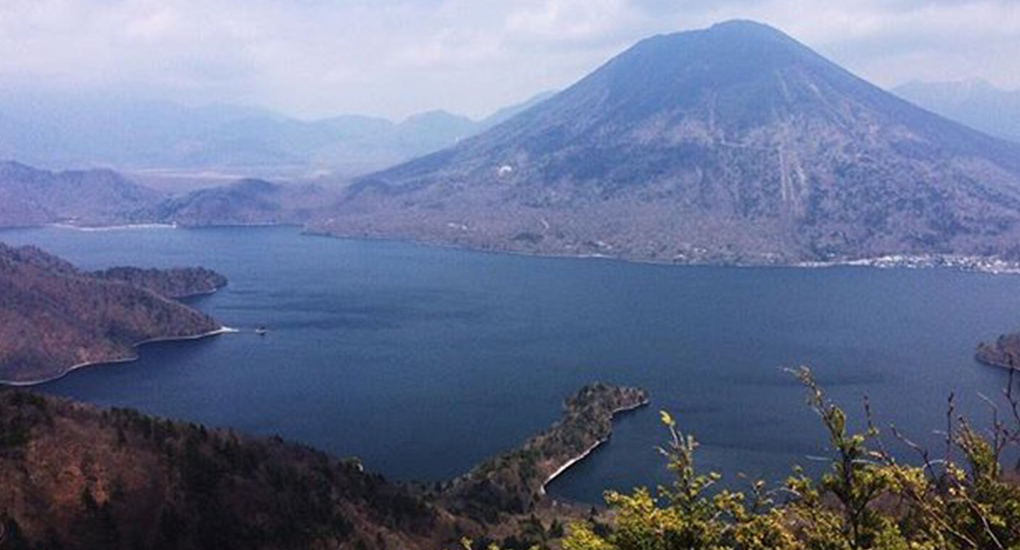 中禅寺湖と男体山
