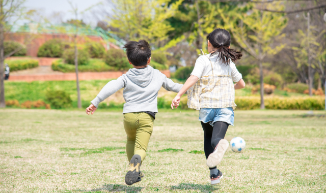 元気に走る子どもたち