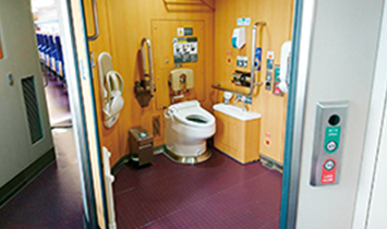 ห้องน้ำอเนกประสงค์ที่รองรับรถเข็นและสุขาสำหรับทวารเทียม